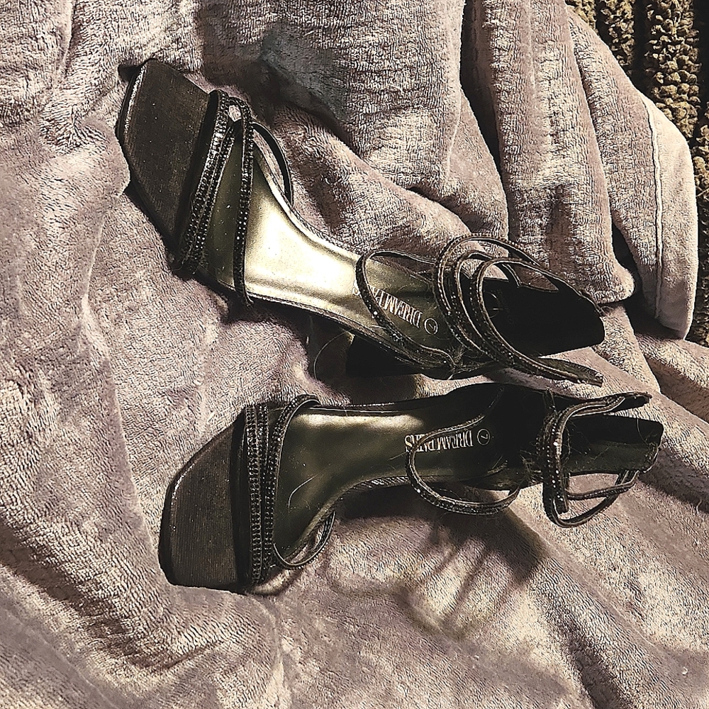 Brand New Dream Pairs size 7